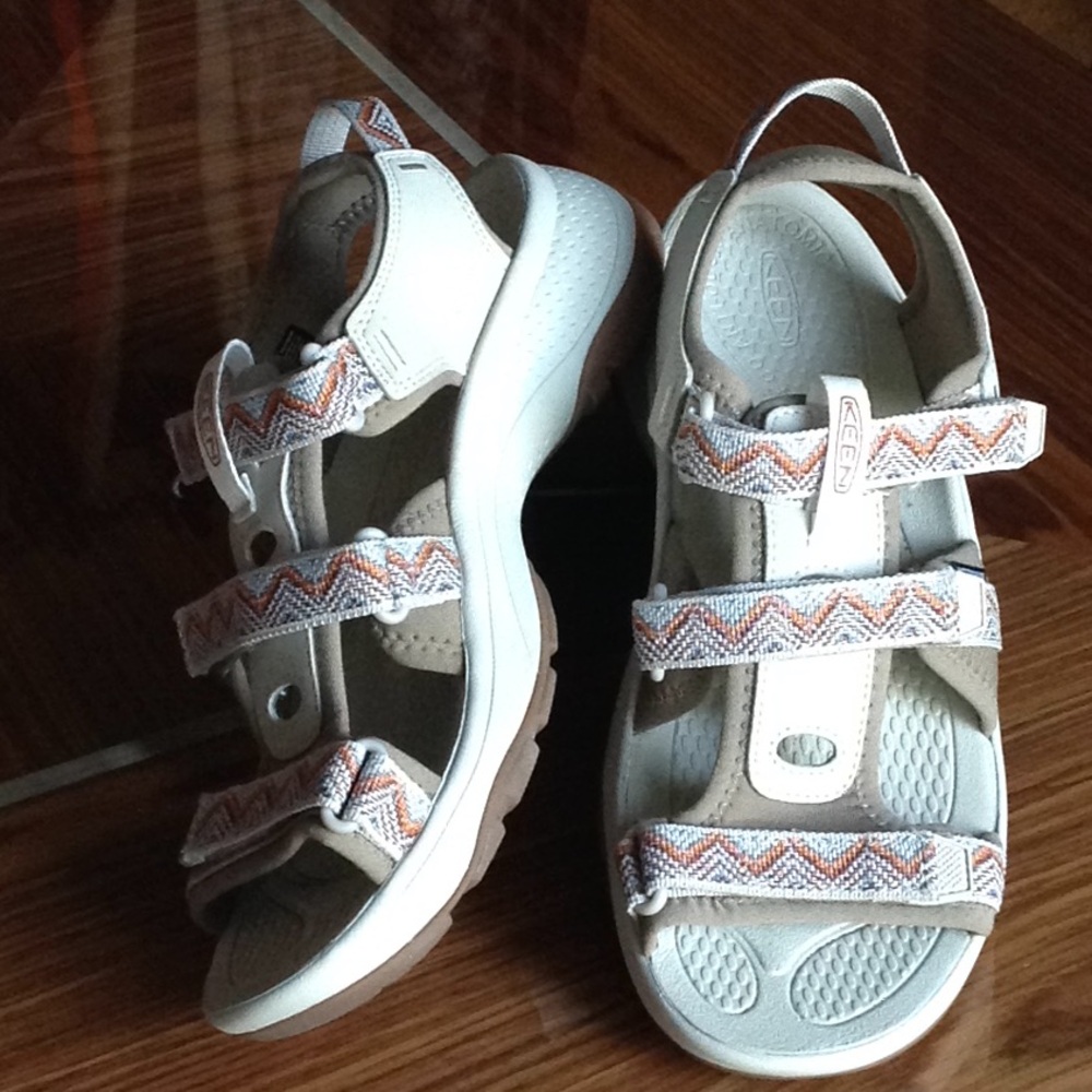 🔥 KEEN - Aztec Print Three Strap Velcro Sandals - Picture 4 of 10